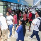 Terminal. Las personas que salen o llegan al país en bus también deben llenar el formulario de viajero.