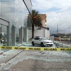 El vehículo que impactó a la concesionaria fue retirado y se colocaron cintas de peligro.