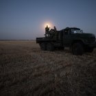 Dos soldados de una brigada de artillería antiaérea del ejército ucraniano escanean su sector en busca de drones Shahed, el 8 de julio de 2025.