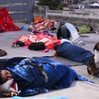 Personas duermen en una calle tras los fuertes temblores el 9 de julio de 2025, en Palín (Guatemala).