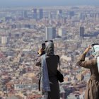 Turistas en el Turó de la Rovira de Barcelona en junio de 2025, en medio de la ola de calor.