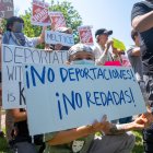 Personas sostienen carteles durante una manifestación por las recientes redadas de ICE en East Windsor, New Jersey (Estados Unidos).