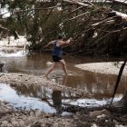 Una mujer cruza una sección del río Guadalupe, en Ingram, Texas, el 7 de julio de 2025.