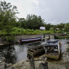 Barcos en la costa del complejo turístico Weg naar Zee en Paramaribo en Mayo de 2025.