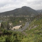 Actualidad. Las fuertes lluvias de los últimos meses han hecho su trabajo y las laderas, antes grises, hoy reverdecen, en medio de árboles muertos tras el incendio del 2024.