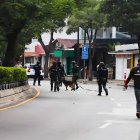 Agentes policiales realizaron una detonación controlada la tarde del miércoles 9 en la avenida Víctor Emilio Estrada, en Urdesa, norte de Guayaquil.