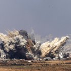 Humo se eleva tras un ataque aéreo israelí en el norte de la Franja de Gaza, el jueves 10 de julio de 2025.