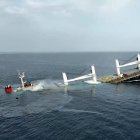 Granelero con bandera liberiana, Eternity C, hundiéndose después de ser atacado en el Mar Rojo frente a Hodeidah, Yemen, el 7 de julio de 2025.