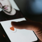 Cada vez más jóvenes de la Generación Z optan por conocer personas en espacios reales en lugar de usar apps de citas.