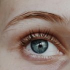 "¿Por qué miramos hacia otro lado al pensar? Estudios revelan que el cerebro prioriza concentración sobre contacto visual