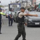 Agentes policiales y de la ATD controlaron el tránsito en la avenida Samuel Cisneros, en Durán, la mañana de este jueves 10 de julio.