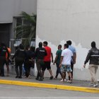 Seis personas fueron detenidas al estar acusadas de extorsionar al propietario del restaurante Rukito.