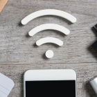 Botón WPS en la parte trasera de un router: una forma rápida (y temporal) de conectar dispositivos sin ingresar la contraseña.