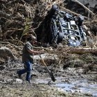 Relatives and friends of Alicia Olvera, a woman still missing after her husband was found dead, conduct a search to locate her near the Guadalupe River in Hunt, Texas, on July 8, 2025, following severe flash flooding over the July 4 holiday weekend. Following deadly floods in Texas, misinformation from both left- and right-wing users was roiling social media, with liberals baselessly blaming staffing cuts at US weather agencies for flawed warning systems and conservatives ramping up conspiracy theories.
The catastrophic floods over the 4th of July weekend have left more than a 100 people dead, including more than two dozen girls and counselors at a riverside summer camp, with rescuers racing on July 8 to search for dozens of people still missing. (Photo by RONALDO SCHEMIDT / AFP)
