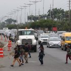 Trabajos. A lo largo de la avenida Samborondón hay calles abiertas a los lados o a orillas de los parterres centrales, lo que agudiza más los trancones.