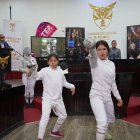 Las esgrimistas Julia Hernández (izquierda) y Rafaela Álvarez integran la selección nacional en el Sudamericano.