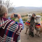 El trayecto del Teleférico cautiva por su vista panorámica, además puedes tomarte fotografías con las llamas y apoyar la economía local.