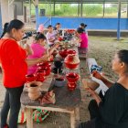 Actividad. Las mujeres elaboran y pintan las artesanías con creatividad.