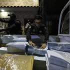 En el operativo, realizado la noche del 10 de julio, se hallaron ejemplares en soporte de papel con medidas de seguridad de los municipios, con leyendas de matriculación vehicular y revisión vehicular.