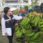 La autoridad confirma en un mercado de Guayaquil precio y calidad de los verdes.