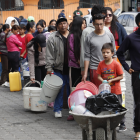 Varios barrios del sur de Quito realizan largas filas para poder acceder al agua