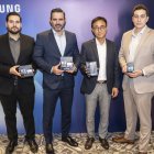 Los ejecutivos de la marca posan con el celular.