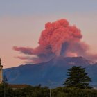 Volcán. A pesar de su frecuencia, las erupciones del Etna suelen ser bastante inofensivas. Son un espectáculo que atraen a miles de turistas.
