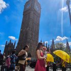 Varias personas pasean por Londres el 30 de junio de 2025, cuando se esperaban temperaturas en torno a los 34 grados Celsius.