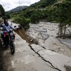 La gente circula por la carretera Trasandina parcialmente destruida tras la inundación del río Chama, cerca de Mérida, el 25 de junio de 2025, tras fuertes lluvias en la zona.