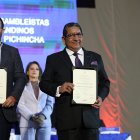 Carlos Faustino Falconi Lindao (derecha) recibió sus credenciales como asambleísta suplente en mayo de 2025.