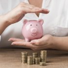 Varios bancos permiten programar un débito hacia una cuenta específica justo después de recibir su sueldo.