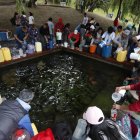 Apoyo. Esta vertiente está abasteciendo de agua a los vecinos de Guamaní y otros sectores