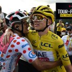 Richard Carapaz, con el maillot de puntos rojos, y Tadej Pogacar, campeón del Tour.