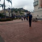 Peatones. En el tramo que conduce hacia el barrio Las Peñas, junto al MAAC, se imponen palmeras que no brindan suficiente sombra a los visitantes del Malecón 2000.