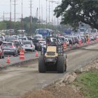 La ciudadanía asegura que las calles abiertas a lo largo de la avenida Samborondón han agudizado el tráfico en La Puntilla.