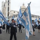 Estudiantes de 94 instituciones educativas desfilaron a lo largo de la avenida Quito por las fiestas de Guayaquil.
