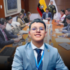 El asambleísta Dominique Serrano fue captado dibujando durante una sesión de fiscalización al contrato del Estado ecuatoriano con Progen.