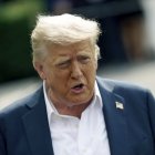 El presidente de EE.UU., Donald Trump, habla con los medios de comunicación antes de salir de la Casa Blanca a bordo del Marine One, en Washington.