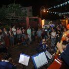 La Orquesta Sinfónica Juvenil de Guayas fue aplaudida por quienes asistieron al evento de la Prefectura en la calle Numa Pompilio Llona, del tradicional barrio Las Peñas.