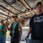 Personas custodiando el fortín y edificio en donde habita el expresidente boliviano Evo Morales, con lanzas de madera y escudos artesanales en Lauca Ñ.
