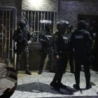 En un operativo policial realizado esta semana, la Policía Nacional halló miles de especies y leyendas de matriculación, además de placas y sellos con logotipos especiales.