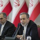 El ministro de Exteriores iraní, Abás Araqchí (d).