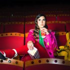 Con un guiño al universo del cómic, Angie apuesta por un look de tonos vibrantes.