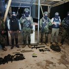 Las Fuerzas Armadas del Ecuador incautó armas, dinero en efectivo y vehículos durante los allanamientos.