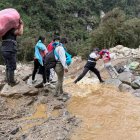 Los moradores de la zona deben sortear rocas y lodo para movilizarse.