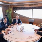 El canciller ruso, Serguéi Lavrov (segundo a la izquierda) mantuvo una reunión con el líder norcoreano Kim Jong Un, en la ciudad de Wonsan.