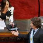 El presidente de Argentina, Javier Milei, habla con la vicepresidenta de Argentina, Victoria Villarruel, en una fotografía de archivo.