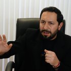 Adrián Castro es doctor en Jurisprudencia y abogado de los Tribunales de Justicia del Ecuador. Tiene un diploma superior en Derecho Constitucional por la Universidad de Cuenca.