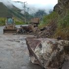 La vía Cuenca- Paute- Guarumales- Méndez registra algunas  o edades y en el kilómetro 61 está cerrado el paso por un socavón que afectó la mesa de rodadura.