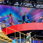 El cantante Emmanuel Kelly (der.), el cantante inglés Chris Martin (centro) de Coldplay, la cantante estadounidense Doja Cat (centro-izq.), el cantante colombiano J Balvin (segundo a la izq.) y el cantante nigeriano Tems (izq.) actúan durante el espectáculo de medio tiempo de la final de la Copa Mundial de Clubes de la FIFA 2025 entre el Chelsea FC y el Paris Saint-Germain, en East Rutherford, Nueva Jersey, EE. UU., el 13 de julio de 2025.